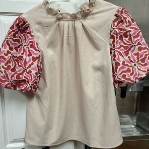 ENTRO top with embroidered sleeves